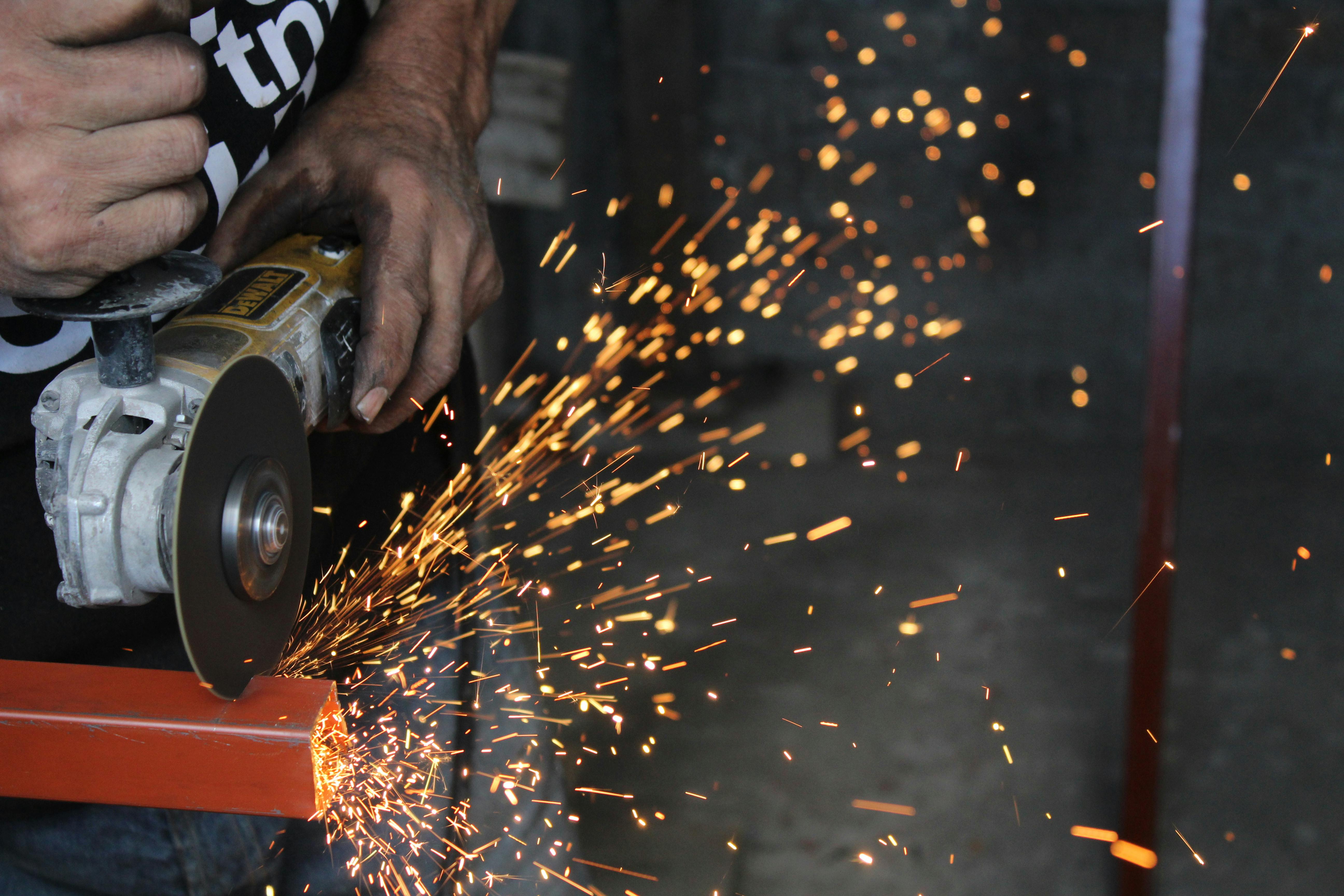 Práca s nástrojmi si vyžaduje opatrnosť